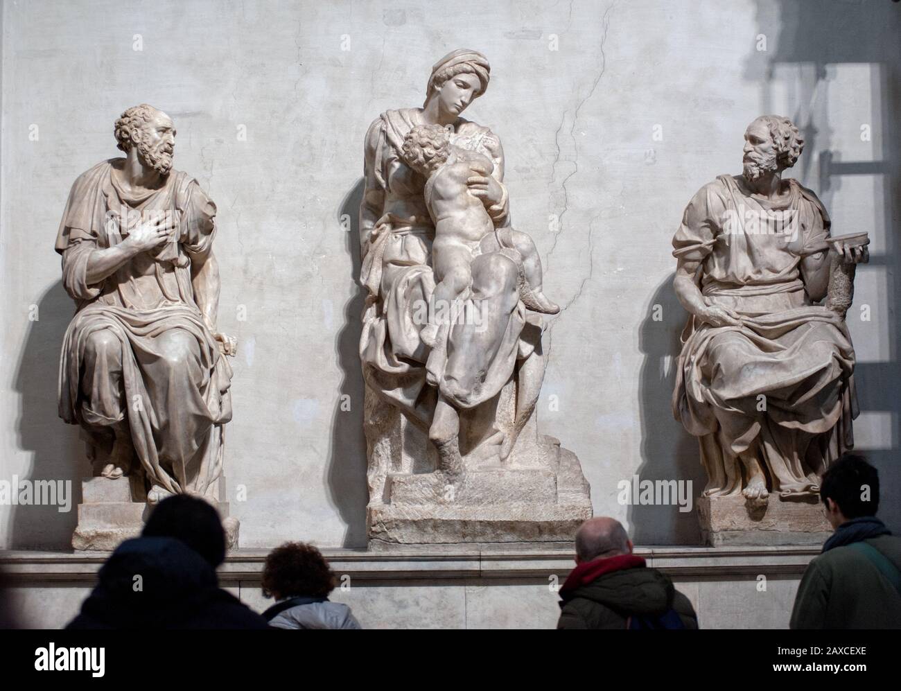 Florenz, Italien - 2020, 2. Februar: Die Besucher bewundern wunderschöne Skulpturen in den Medici-Kapellen. Madonna mit Kind (1521) von Michelangelo in der Mitte Stockfoto
