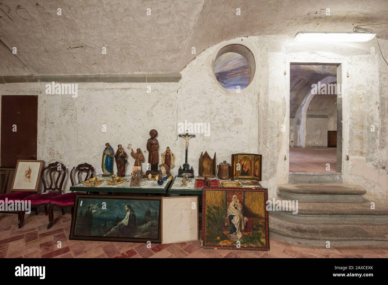 Florenz, Italien - 2020, 2. Februar: Ein Tisch voller religiöser Reliquien für den Verkauf von Gerüchten in einem Raum der Krypta der Kirche San Lorenzo. Stockfoto