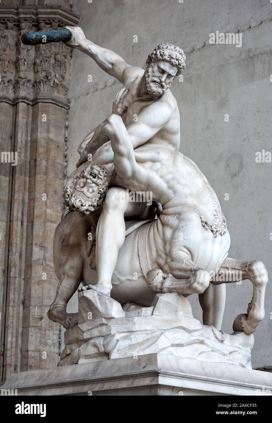 Florenz, Italien - 2020, 2. Februar: Herkules schlägt den Centaur Nessus (1599), der von Giambologna mit Hilfe von Pietro Francavilla gestaltet wurde. Stockfoto