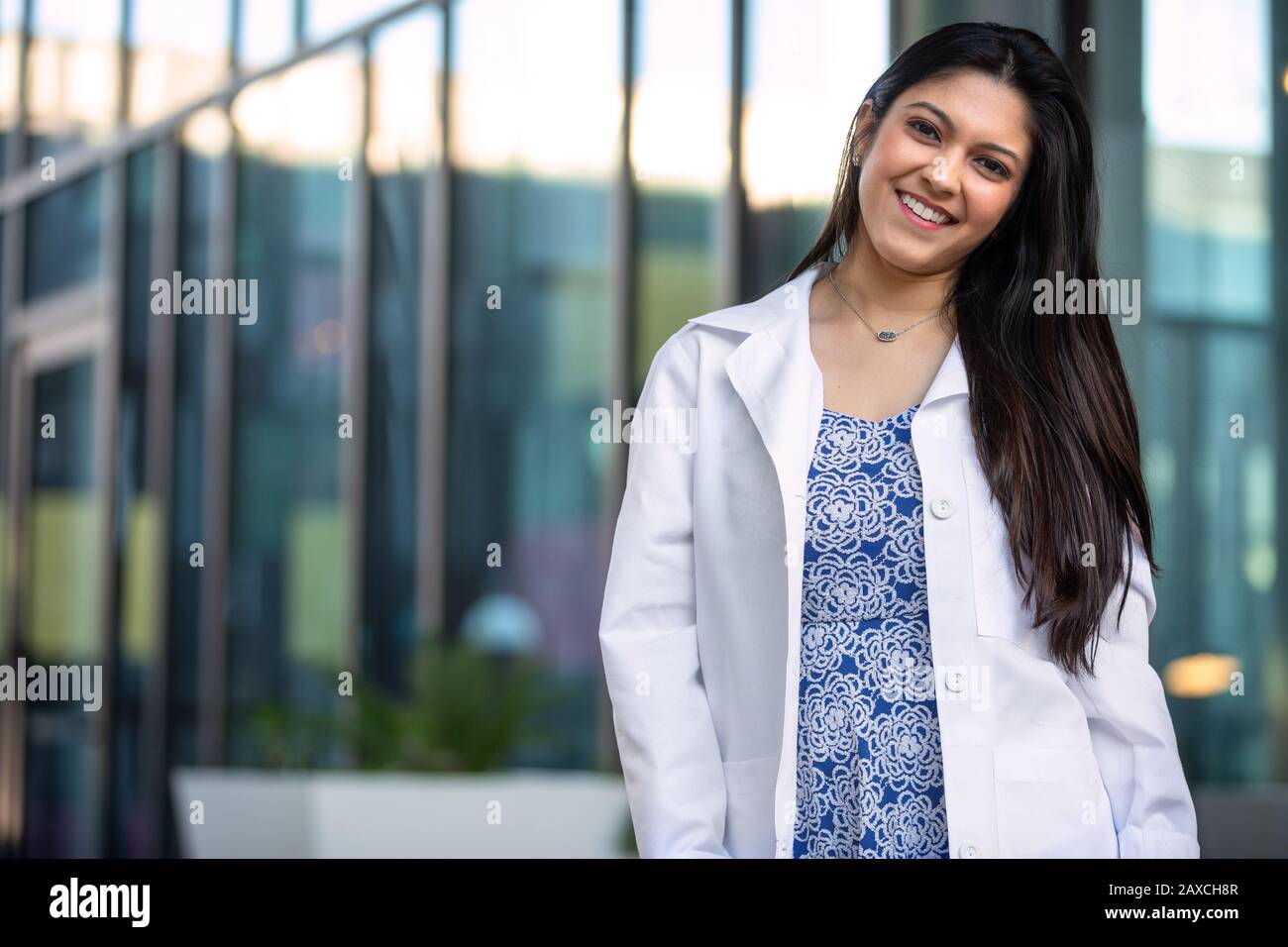 Porträt einer hübschen indianischen hispanischen Frau, Ärztin, Ärztin, Ärztin in der Klinik Stockfoto