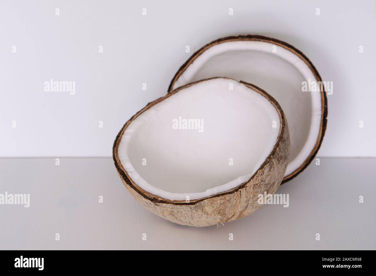 Frische Kokosnuss auf hellem Hintergrund. Coco Querschnitt, exotische Früchte. Stockfoto