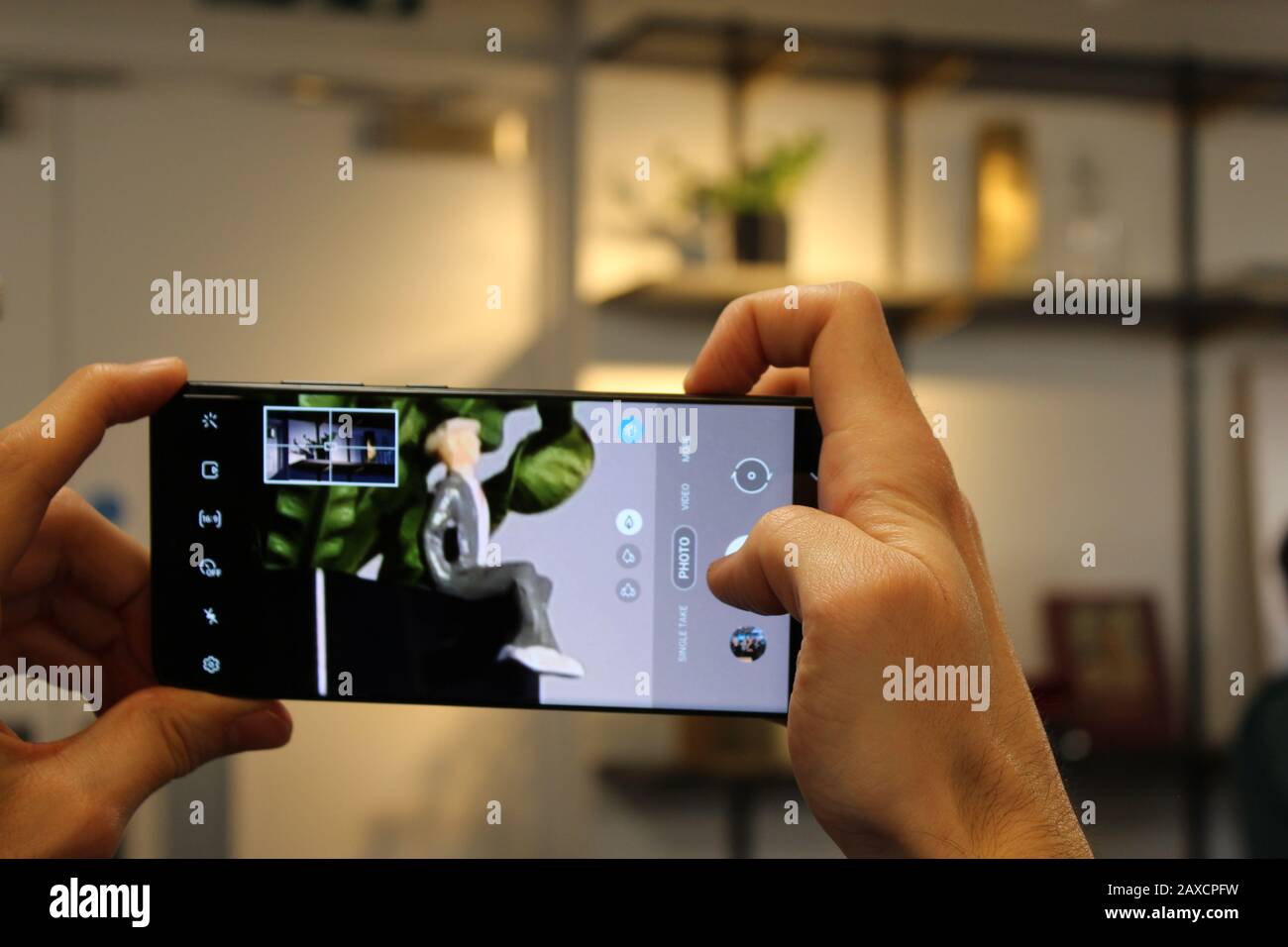 Das neue Samsung Galaxy S20 Ultra Smartphone, wie Samsung ein neues faltbares Smartphone zusammen mit seinen neuesten Flagshipstone-Geräten vorgestellt hat, die neue Kameras mit hoher Leistung und eine breitere Unterstützung für 5G beinhalten Stockfoto