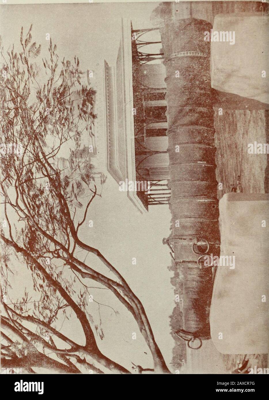 Der Musnud von Murshidabad (1704-1904/05) ist eine Zusammenfassung der Geschichte von Murshidabad für die letzten zwei Jahrhunderte, an die Notizen von Orten und Objekten von Interesse in Murshidabad angehängt sind. H. 3. Der Körper g-uards Viertel. 4. Die Khansamani und Farrashkhana. 5. Die Baitakkhana und Mahalsara. 6. Der Uhrturm mit eisernem Geländer. 7. Die Imambara. 8. Der Musjed am Flussufer in der Nähe des Southgate. 9. Der Musjed am Flussufer in der Nähe des Palastes. 10. Die alte Madina. 11. Das Baburchi-khana Viereck. In der Killah gibt es mehrere Flagshipstappen, von denen jedoch nur zwei g-enerisch verwendet werden, die eine Stockfoto