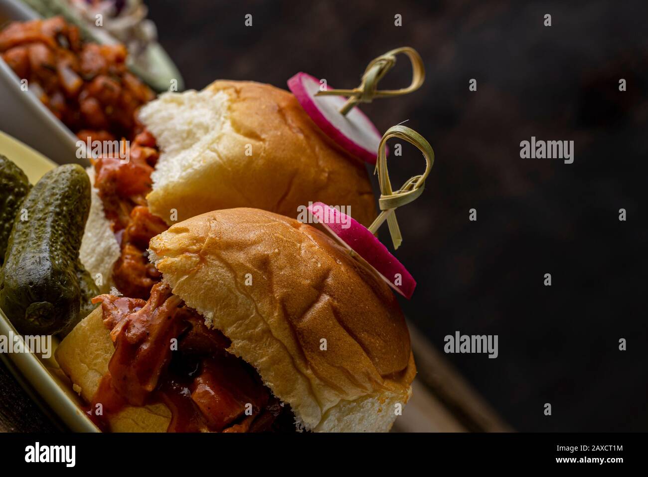 Vegane Grill-Slider mit Backbobohnen, Backofen-Pommes und Coleslaw. Stockfoto