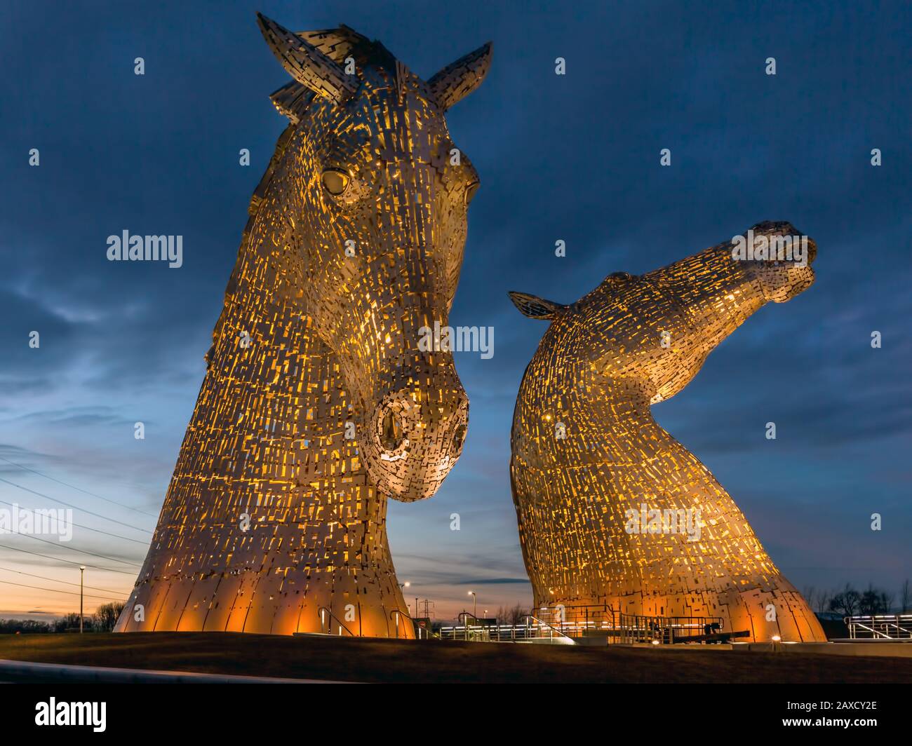 The Kelpies, eine 300 Tonnen schwere, 30 Meter hohe Pferdekopfskulptur des Künstlers Andy Scott, The Helix Park, Falkirk, Schottland Stockfoto