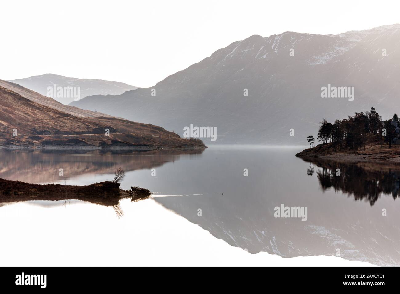 Schneebedeckte Berge und Hügel spiegeln sich in Loch Cluanie, Glen Sheil, Scottish Highlands wider Stockfoto