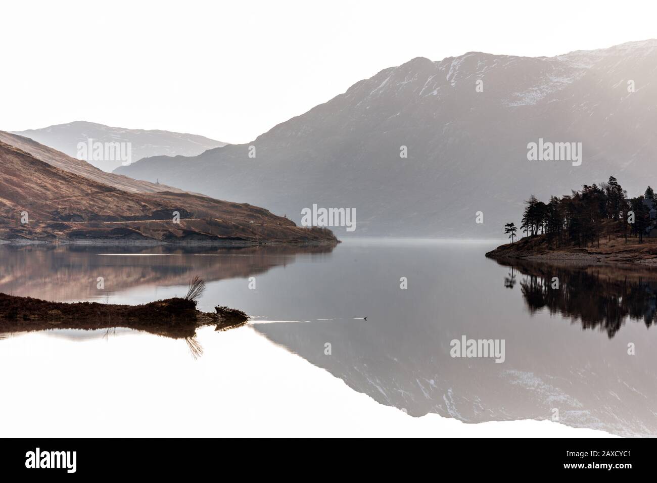Schneebedeckte Berge und Hügel spiegeln sich in Loch Cluanie, Glen Sheil, Scottish Highlands wider Stockfoto Schneebedeckte Berge und Hügel spiegeln sich in Loch Cluanie, Glen Sheil, Scottish Highlands wider Stockfoto