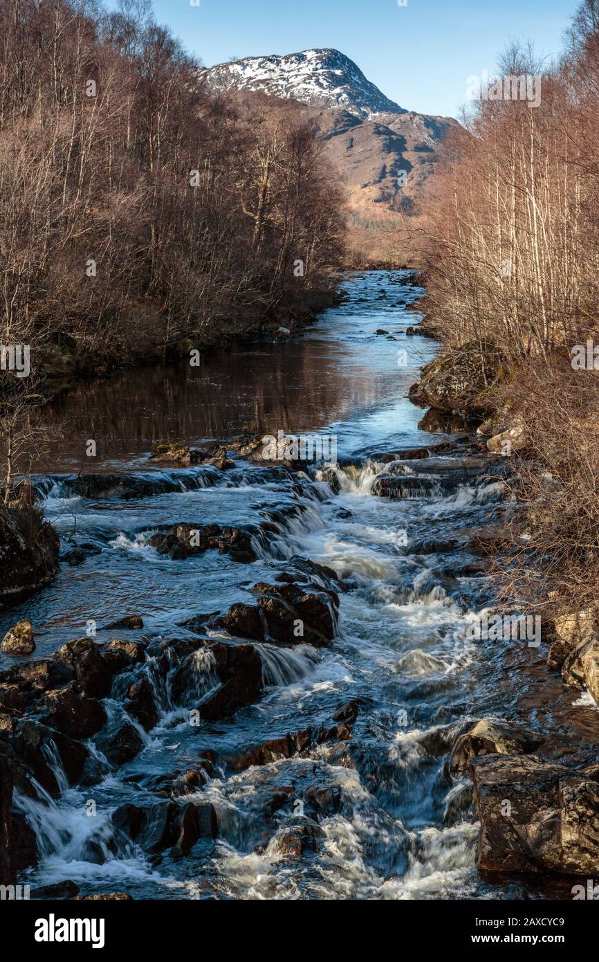 River Moriston und fällt mit Bun Loyne in der Ferne, von Moriston Bridge, Glen Moriston Scottish Highlands, eingenommen Stockfoto