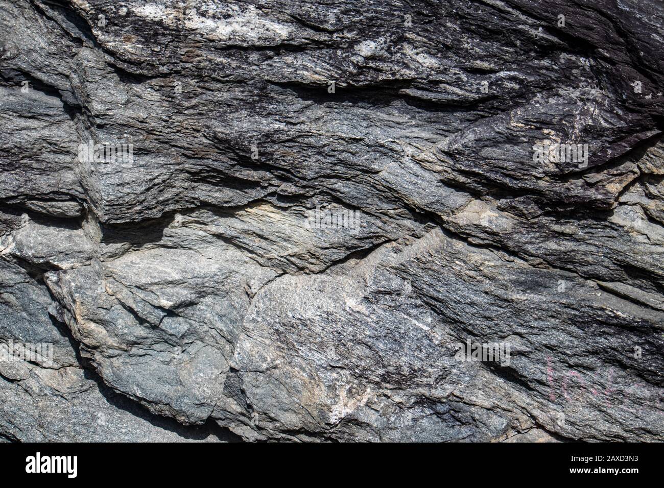 Grauer schwarzer Stein aus Granit an natürlicher Wand in Bergen. Graue Textur, raues Oberflächenmaterial naht. Für Design, Web Stockfoto