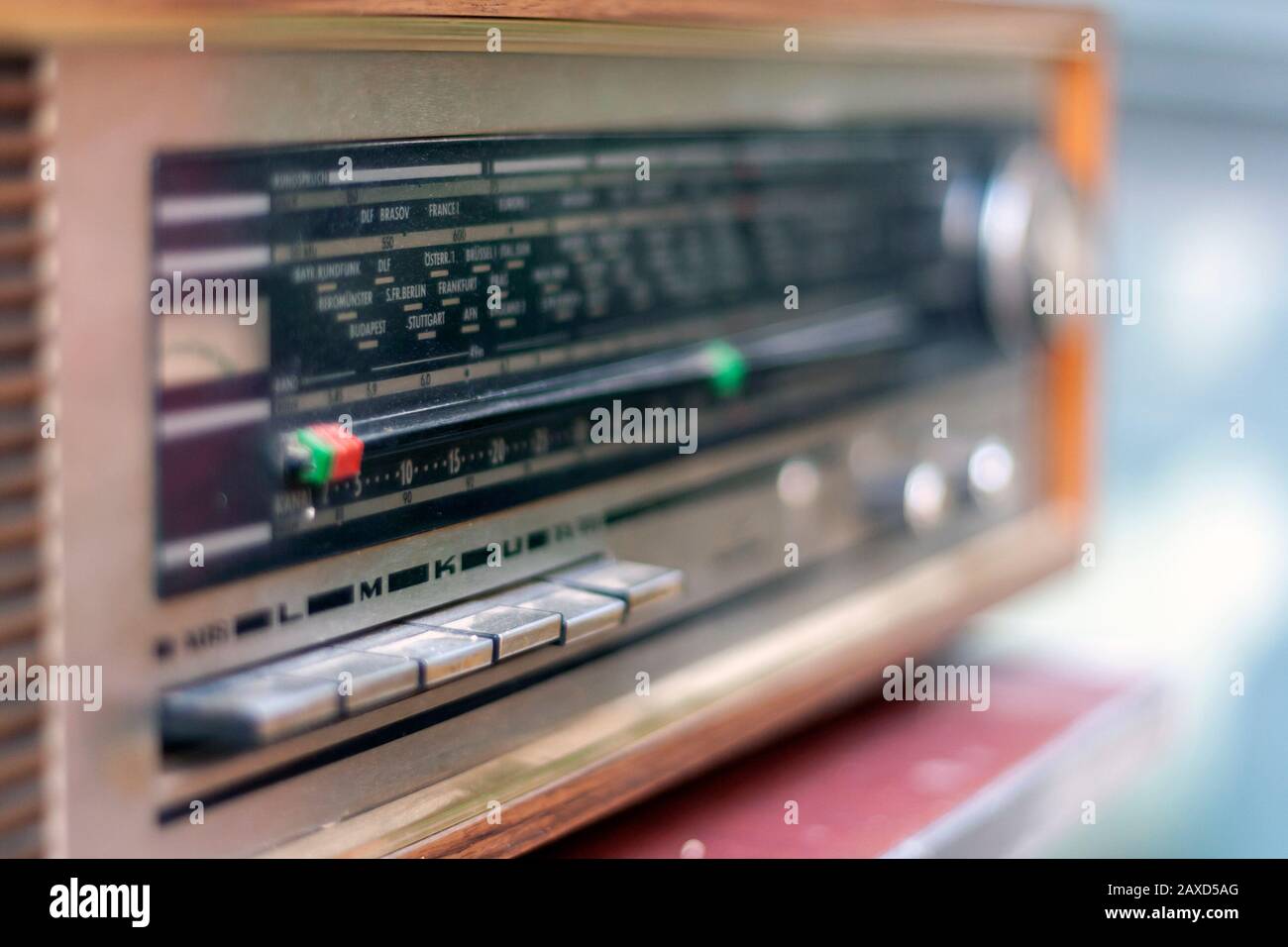 Detail eines alten Radios im Retro-Stil mit selektiver Schärfentiefe Stockfoto