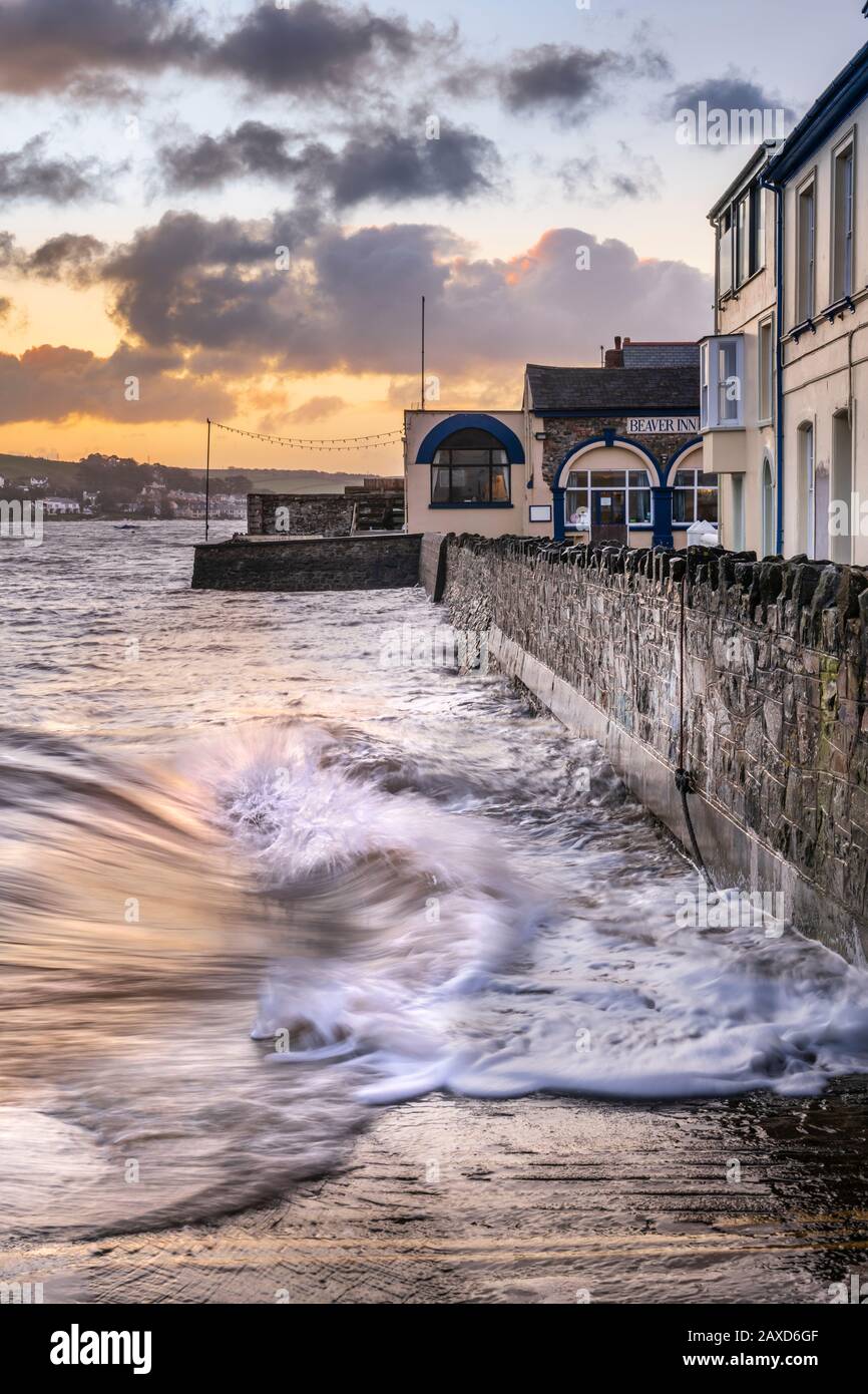 Während Storm Ciara mit einer Flut an der Fluss-Torridge-Flussmünde zusammenfällt, schlagen Wellen den Seewall am West Quay in Appledore, Nord-Devon. Stockfoto