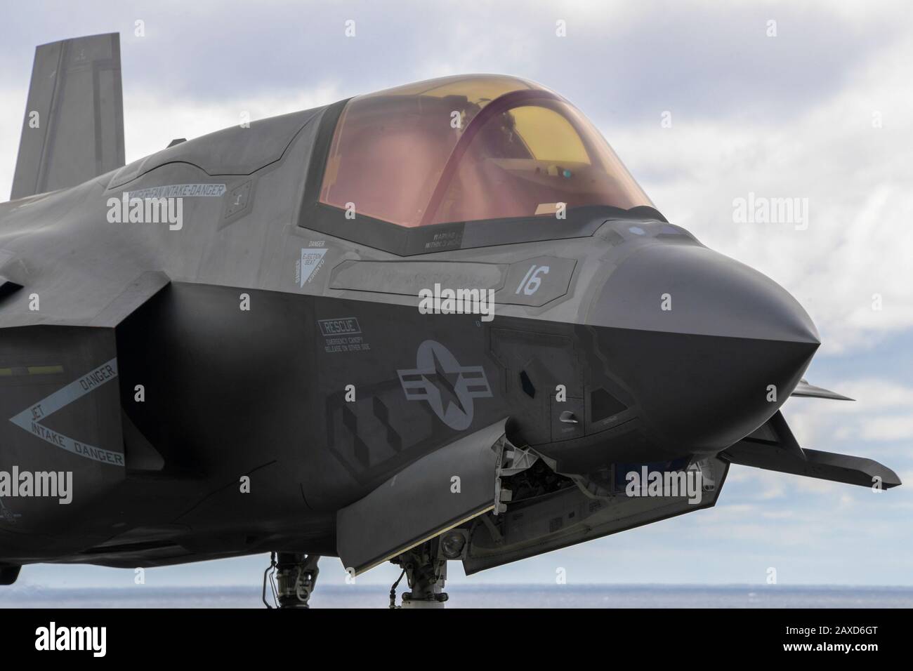 Ein der 31. Marine Expeditionary Unit zugewiesenes Stealth-Kampfflugzeug des U.S. Marine Corps F-35B Lightning II bereitet sich auf den Start vom Flugdeck des amphibischen Angriffsschiffs USS America 6. Februar 2020 in der philippinischen See vor. Stockfoto