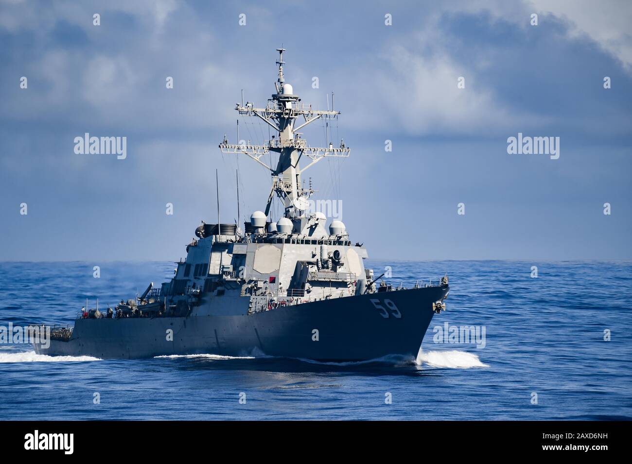 Der Lenkflugkörperzerstörer der US-Navy Arleigh Burke der Klasse USS Russell übergibt den Pazifischen Ozean mit der Theodore Roosevelt Carrier Strike Group am 22. Januar 2020 im Pazifischen Ozean. Stockfoto