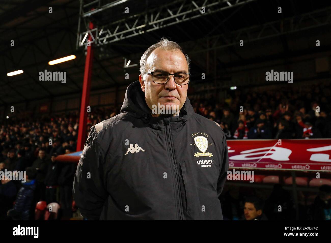 Griffin Park, London, Großbritannien. Februar 2020. English Championship Football, Brentford FC gegen Leeds United; Leeds United Manager Marcelo Bielsa blickt von der Touchline aus - Ausschließlich redaktioneller Gebrauch. Keine Verwendung mit nicht autorisierten Audio-, Video-, Daten-, Regallisten-, Club-/Liga-Logos oder Live-Diensten. Die Online-Nutzung ist auf 120 Bilder beschränkt, keine Videoemulation. Keine Verwendung bei Wetten, Spielen oder Einzelspielen/Liga-/Spielerveröffentlichungen Credit: Action Plus Sports/Alamy Live News Stockfoto