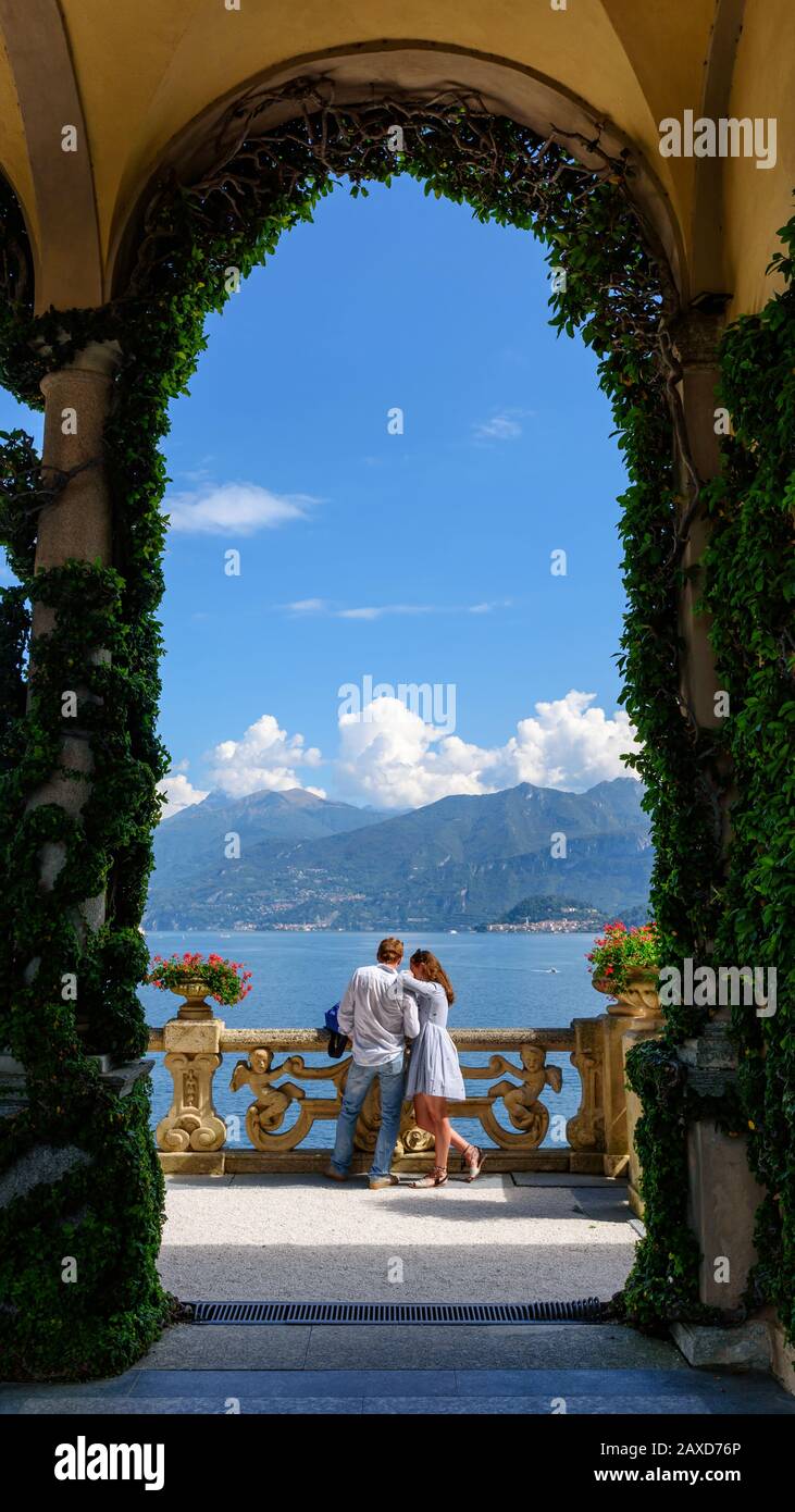 Lenno, ITALIEN - 8. SEPTEMBER 2018: Liebespaar mit Blick auf den Comer See von einer Terrasse der berühmten Villa del Balbianello in Italien. Stockfoto