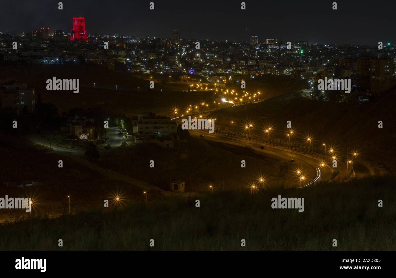 Schöner Blick auf die Hauptstadt Amman in der Nacht Stockfoto