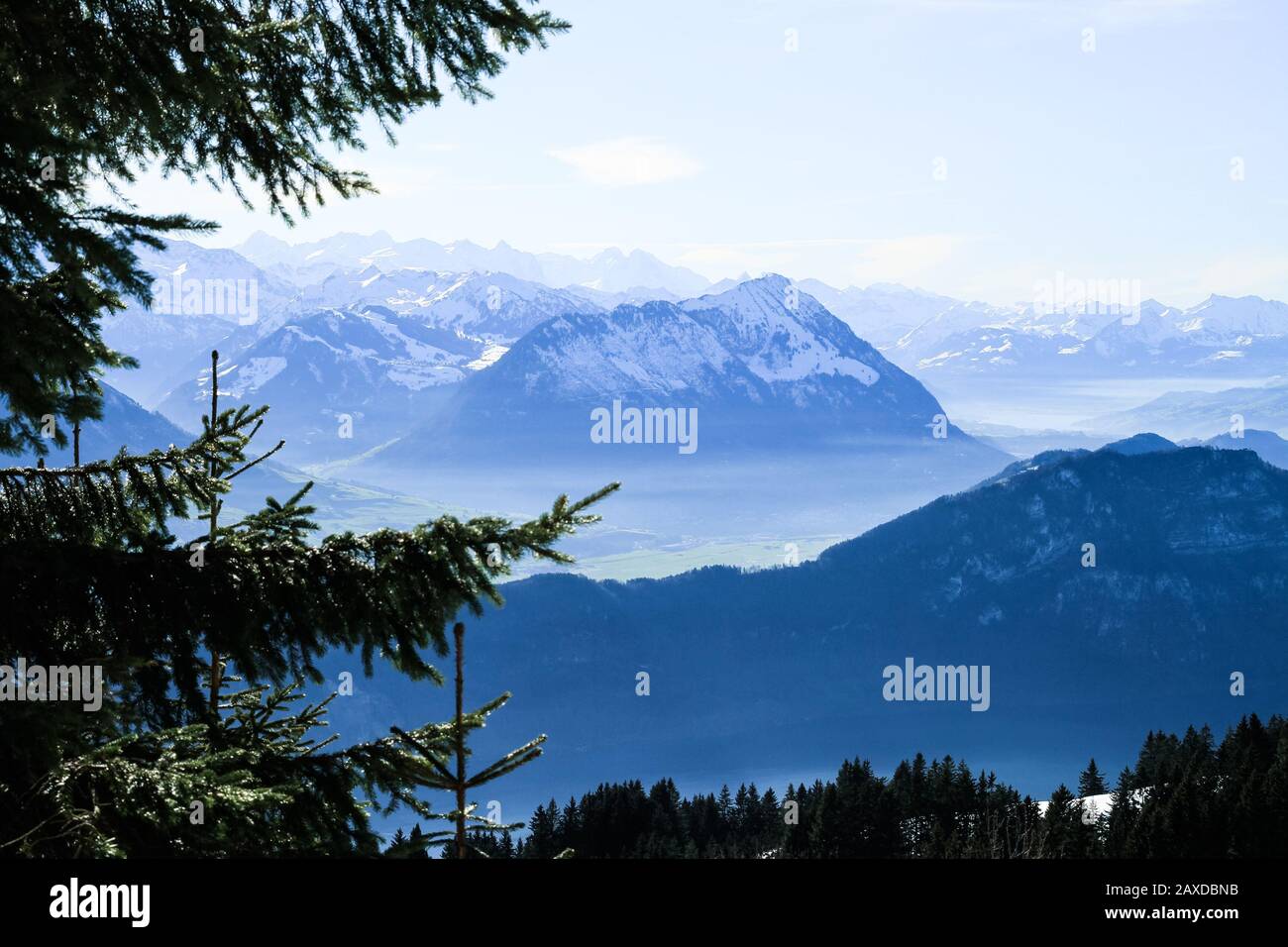 Panaramische Skyline Blick auf die schweizer alpen überragend über den nebligen Vierwaldstattersee, den Luzerner See, Schweiz Stockfoto