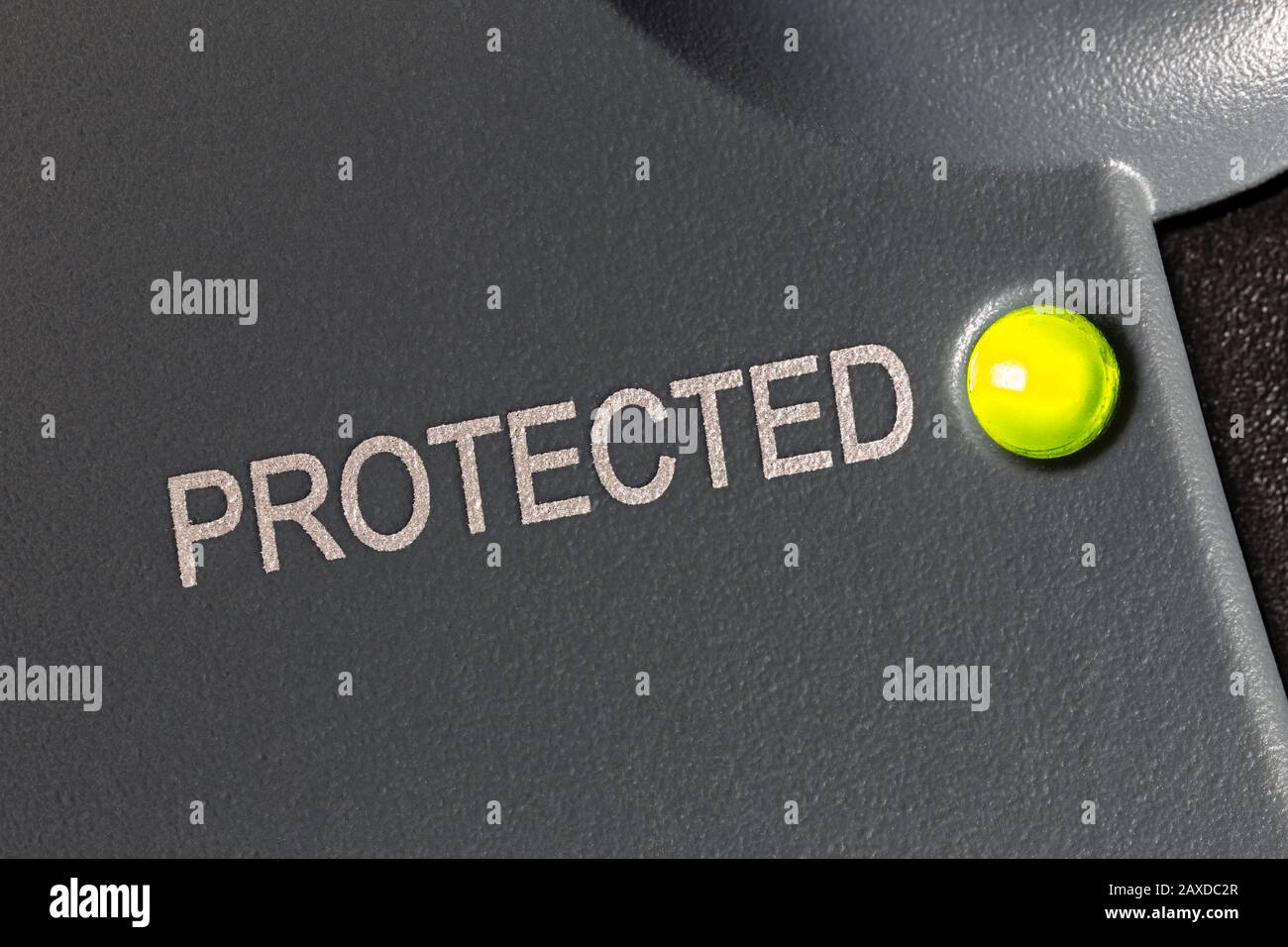 Makro-Nahaufnahme der geschützten Anzeigeleuchte am elektrischen Überspannungsschutzgerät. Stockfoto