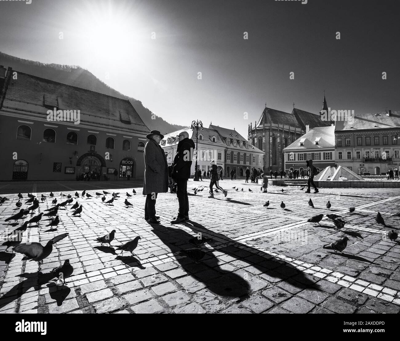 Brasov, RUMÄNIEN - Februar 2020. Wundervolle Stimmung auf dem Brasov Ratsplatz, fantastische Touristenattraktion in Brasov Stadt, Prahova-Tal, Rumänien Stockfoto