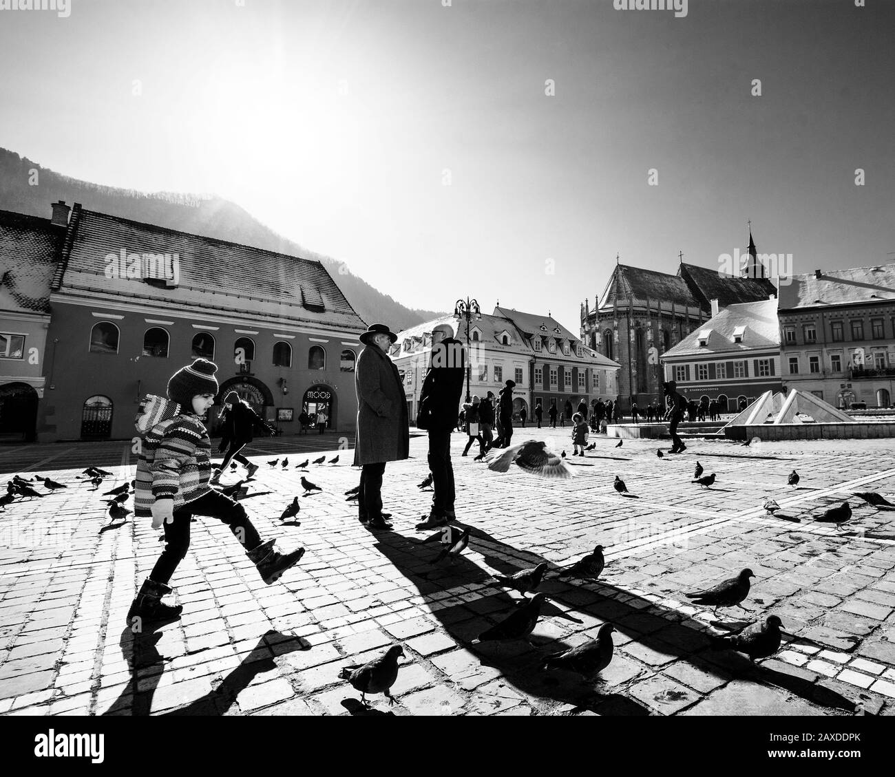 Brasov, RUMÄNIEN - Februar 2020. Wundervolle Stimmung auf dem Brasov Ratsplatz, fantastische Touristenattraktion in Brasov Stadt, Prahova-Tal, Rumänien Stockfoto