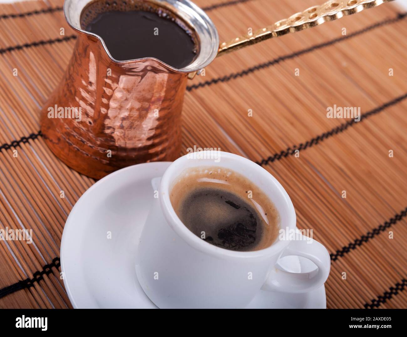 Tasse Kaffee in einer Cezve serviert Stockfoto