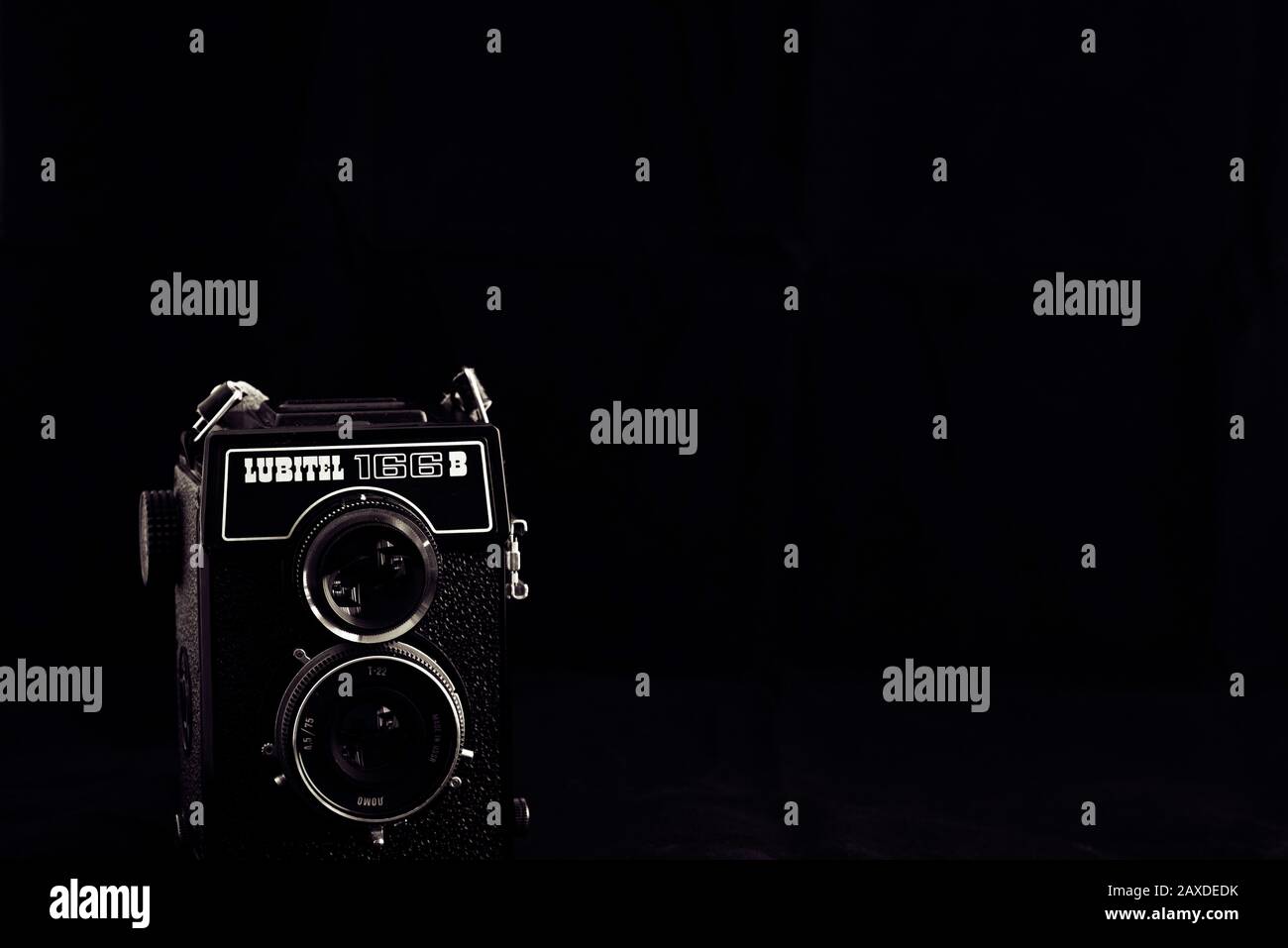 Reflex Kamera Lubitel 166B mit Twin-Objektiv und dunklem Hintergrund. Stockfoto