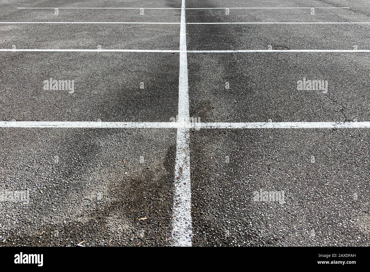 Detailansicht der Parkplätze und Linien auf Asphalt und Öl gefleckt Stockfoto