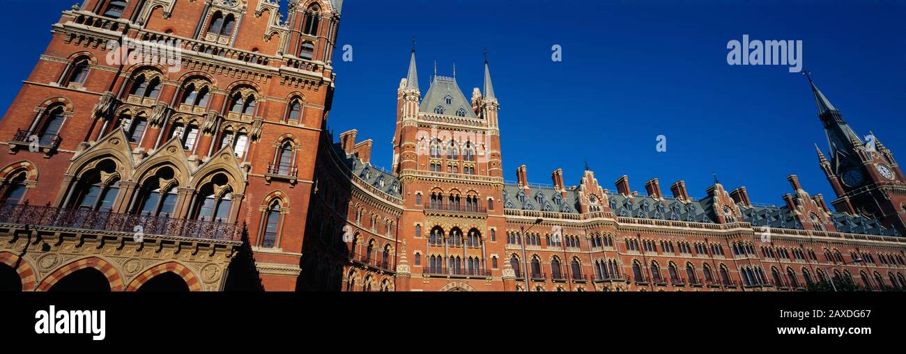 Niedriger Blick auf ein Gebäude, den Bahnhof St. Pancras, London, England Stockfoto