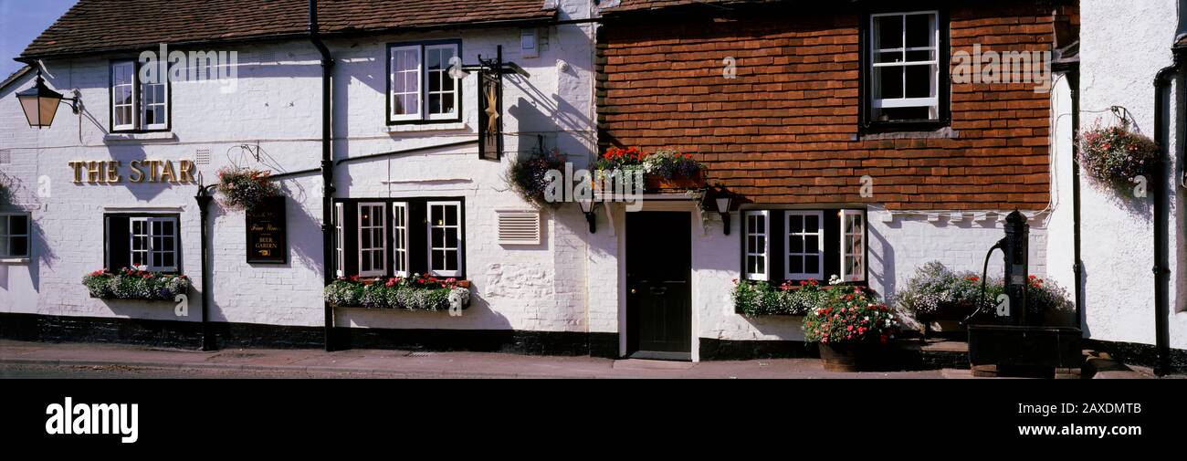 Fassade einer Bar, The Star, Surrey, England Stockfoto