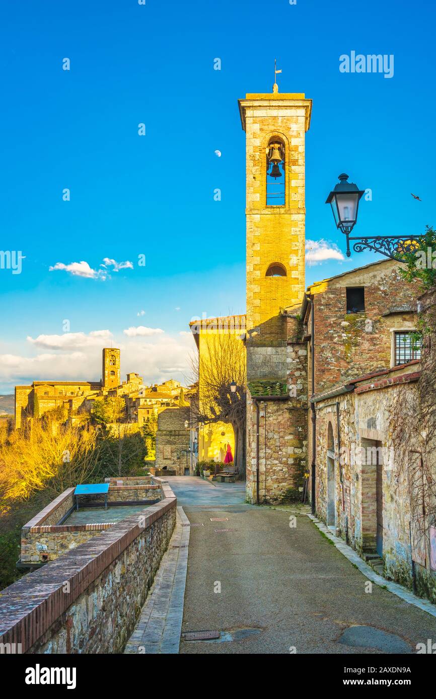 Straße Colle Val d'Elsa, Blick auf Kirche und Altstadt. Stadt aus Kristallglas. Siena, Toskana, Italien. Stockfoto
