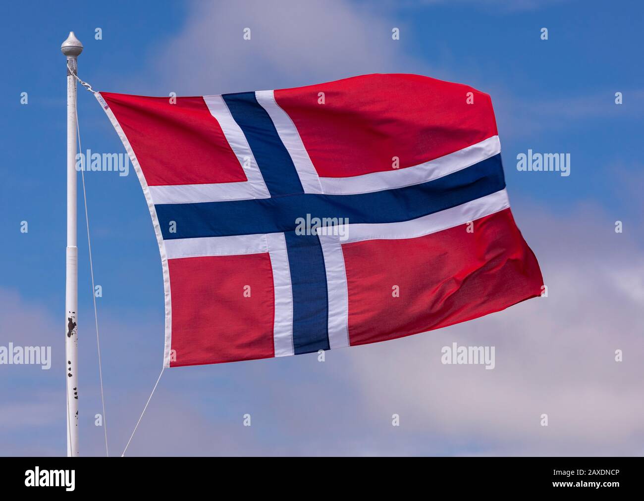 Bergen, NORWEGEN - Flagge Norwegens, die auf einem Fahnenmast fliegt. Stockfoto