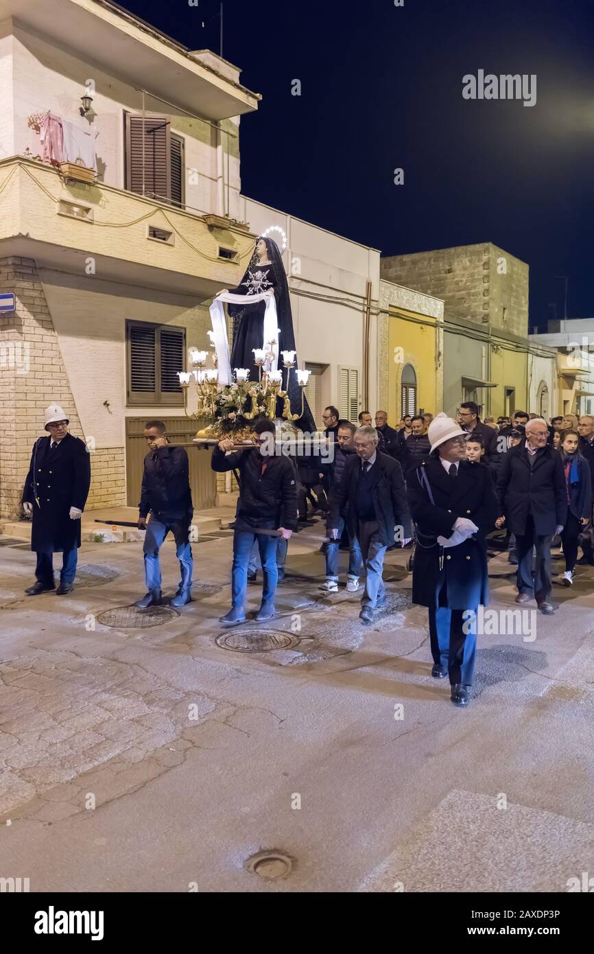 AVETRANA, ITALIEN - 19. APRIL 2019 - Die Jungfrau Maria Unserer Lieben Frau von Sorgen wird am Karfreitag während der Osterriten in Apulien in einer Prozession getragen Stockfoto