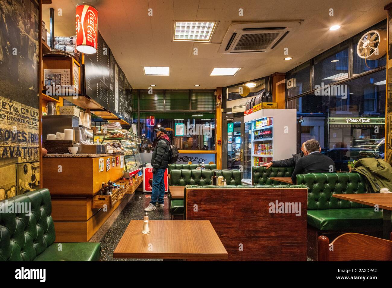 Bar Bruno Snack Bar Interior, Wardour Street Soho London - Café Bruno Soho - Seltener traditioneller Stil Soho Cafe. Stockfoto