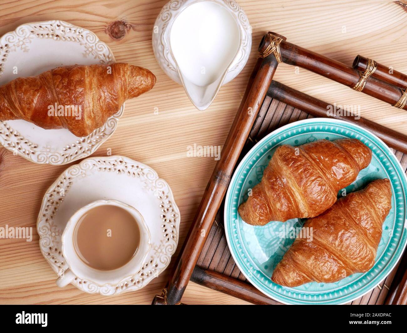 Gesundes Frühstück. Hausgemachte Croissants und Müsli. Stockfoto