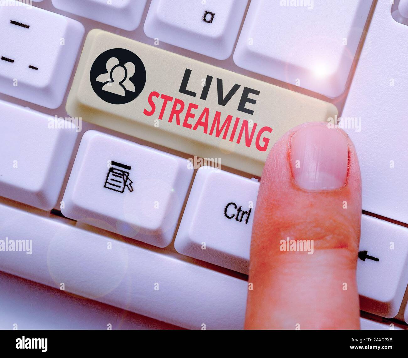 Konzeptionelles Handschreiben mit Live Streaming. Konzept bedeutet, dass Medien gleichzeitig in Echtzeit aufgezeichnet und übertragen werden Stockfoto