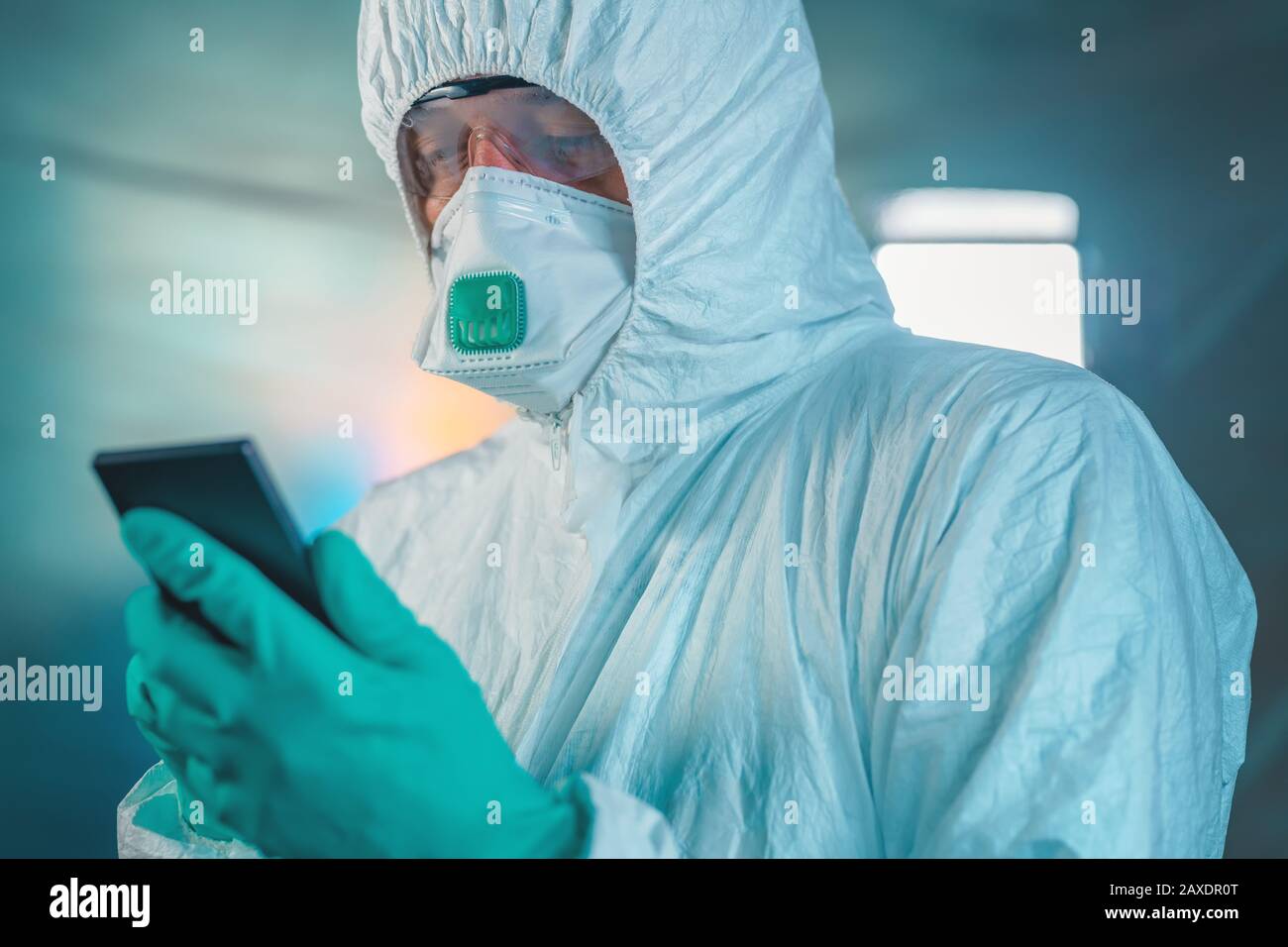 Epidemiologe verwendet Smartphone in der Quarantäne des Wuhan Coronavirus, konzeptionelles Bild mit selektivem Fokus Stockfoto