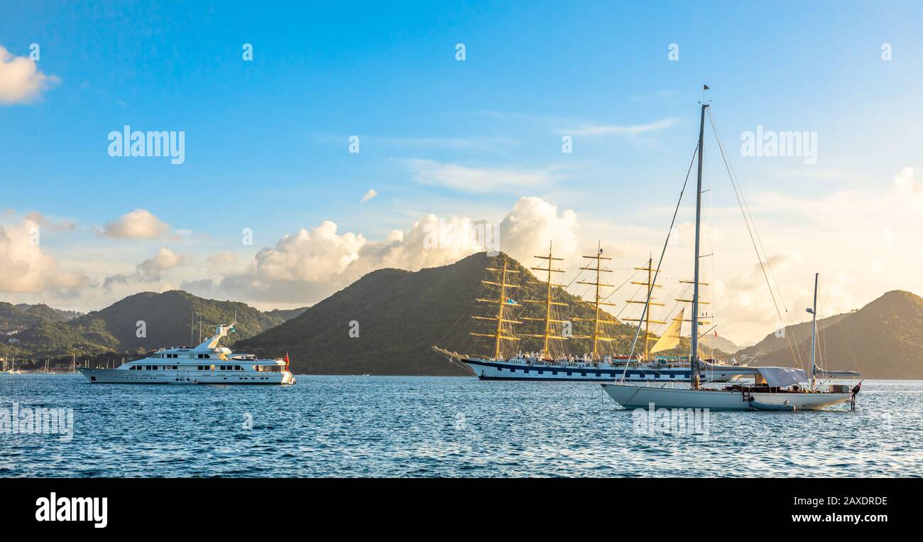Yachts ankerten an der Rodney Bay mit großem Marineklipper, Rodney Bay, Saint Lucia, karibisches Meer Stockfoto