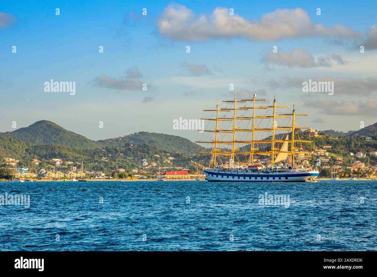 Große Marineklipper ankerte an der Rodney Bucht mit der Stadt im Hintergrund, Saint Lucia, karibisches Meer Stockfoto