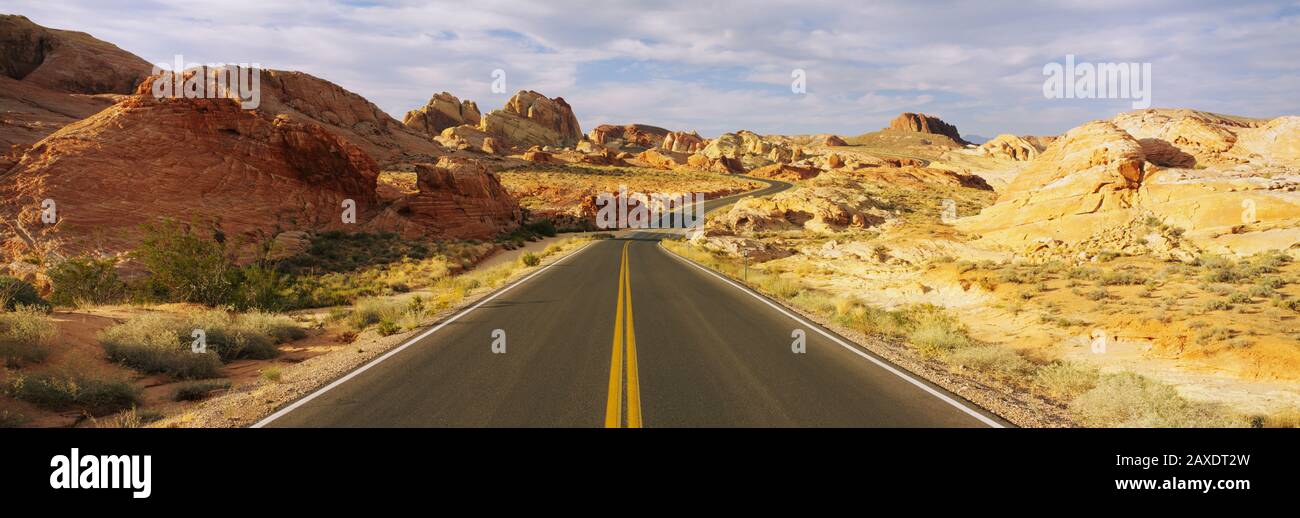 Leere Straße durch eine Landschaft, Valley of Fire State Park, Nevada, USA Stockfoto