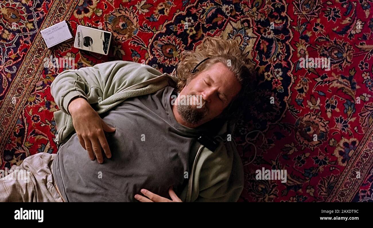 The Big Lebowski (1998) unter der Regie von Joel und Ethan Coen und mit Jeff Bridges als Jeffrey "The Dude" zeigte Lebowski Entspannung auf seinem neuen Teppich. Stockfoto