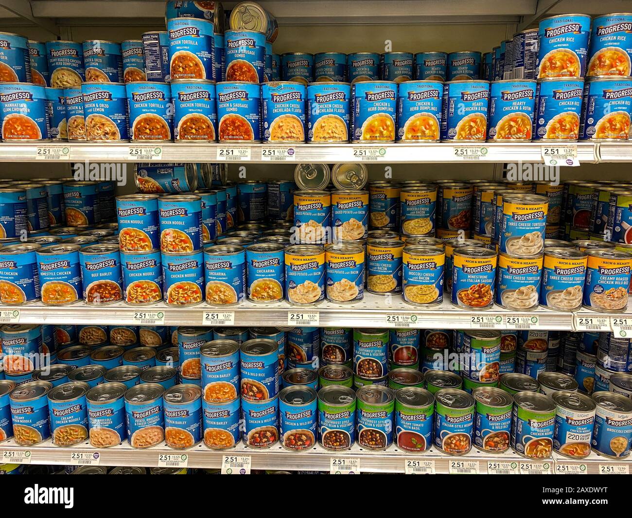 Orlando, FL/USA-2/8/20: Der Progresso-Suppengang in einem Lebensmittelgeschäft in Publix mit einer Vielzahl von Progresso-Suppen, die auf den Kauf von Kunden warten. Stockfoto