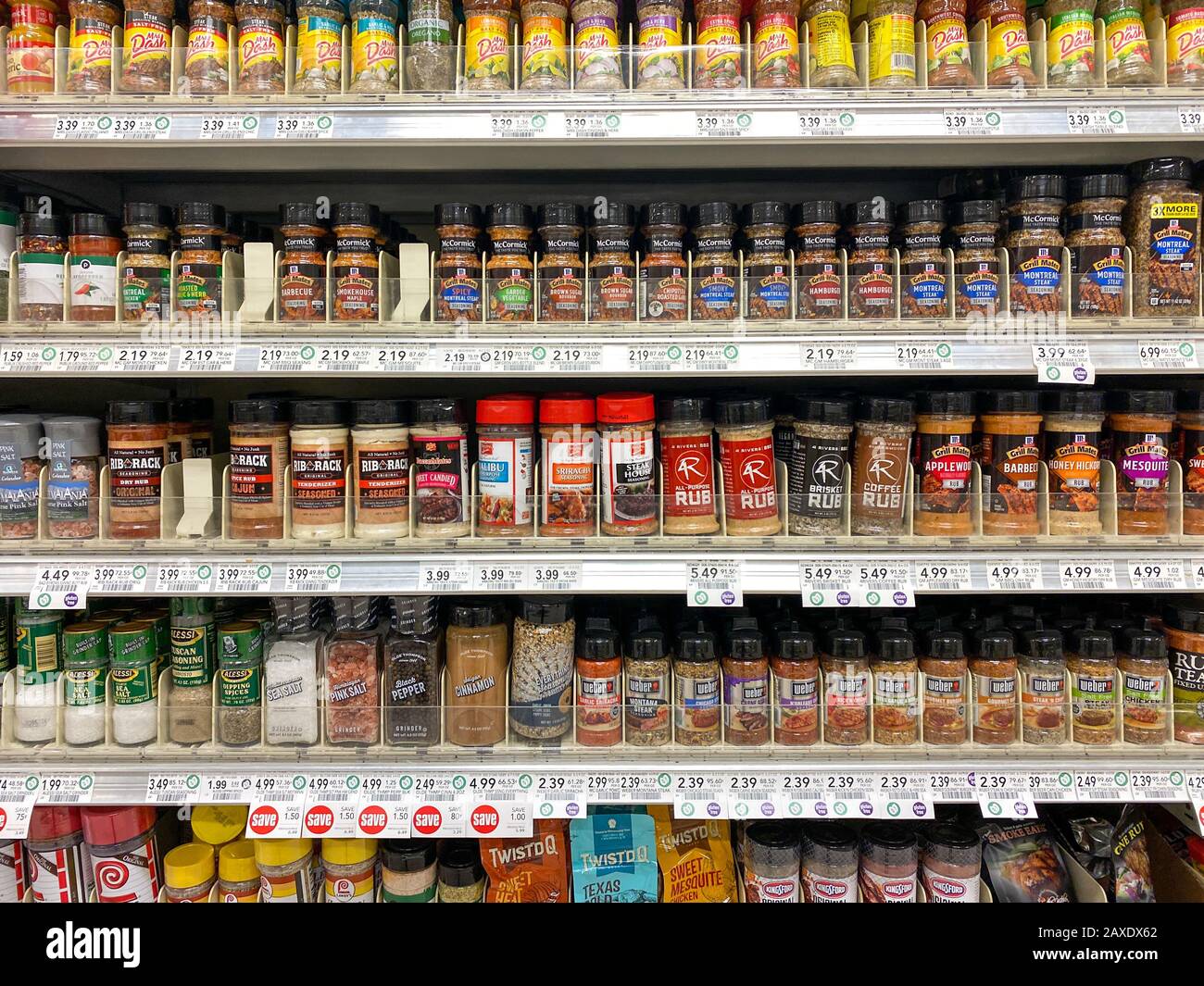 Orlando, FL/USA-2/8/20: Der Gewürzgang in einem Lebensmittelgeschäft von Publix mit verschiedenen Gewürzen und Fleischreiben, die auf den Kauf durch die Kunden warten. Stockfoto