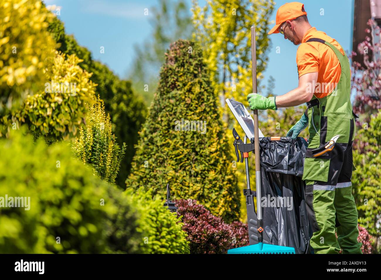 Gärtner mit Seinen Gartenwerkzeugen und der Saisonalen Wartung. Kaukasische Männer in Seinen 30er Jahren. Stockfoto