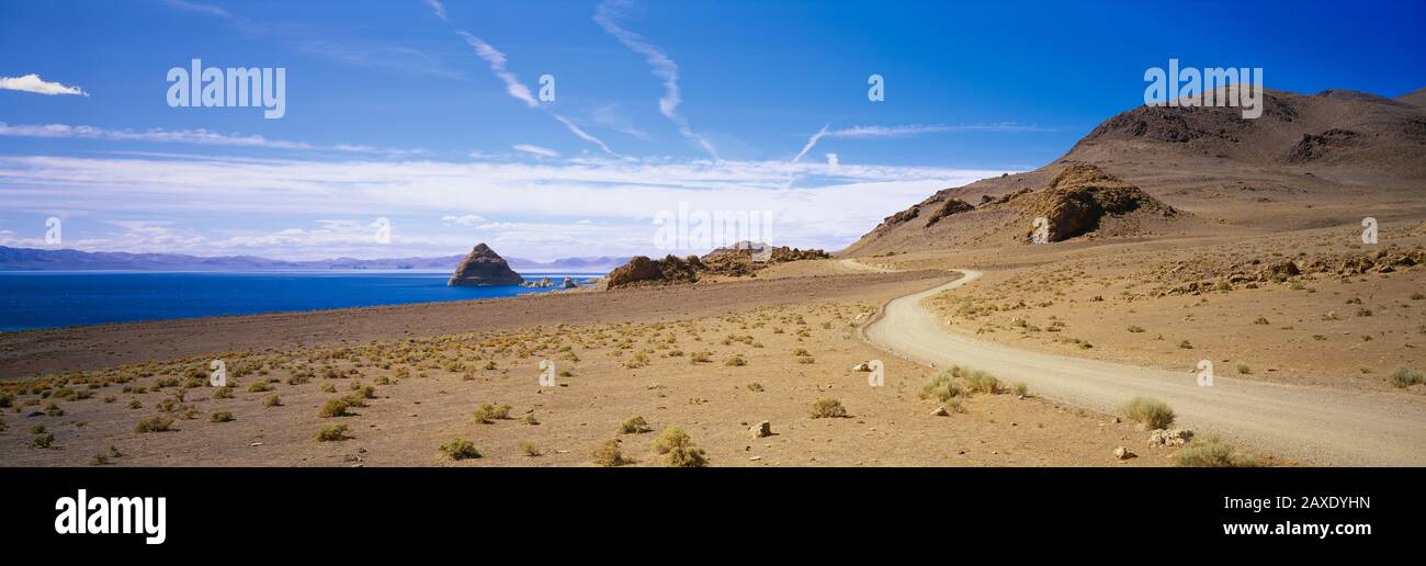 Dirt Road in einer Landschaft, Pyramid Lake, Nevada, USA Stockfoto