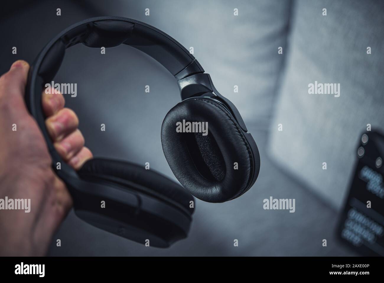 Große professionelle kabellose Kopfhörer in Der Hand. Audiogeräte. Stockfoto