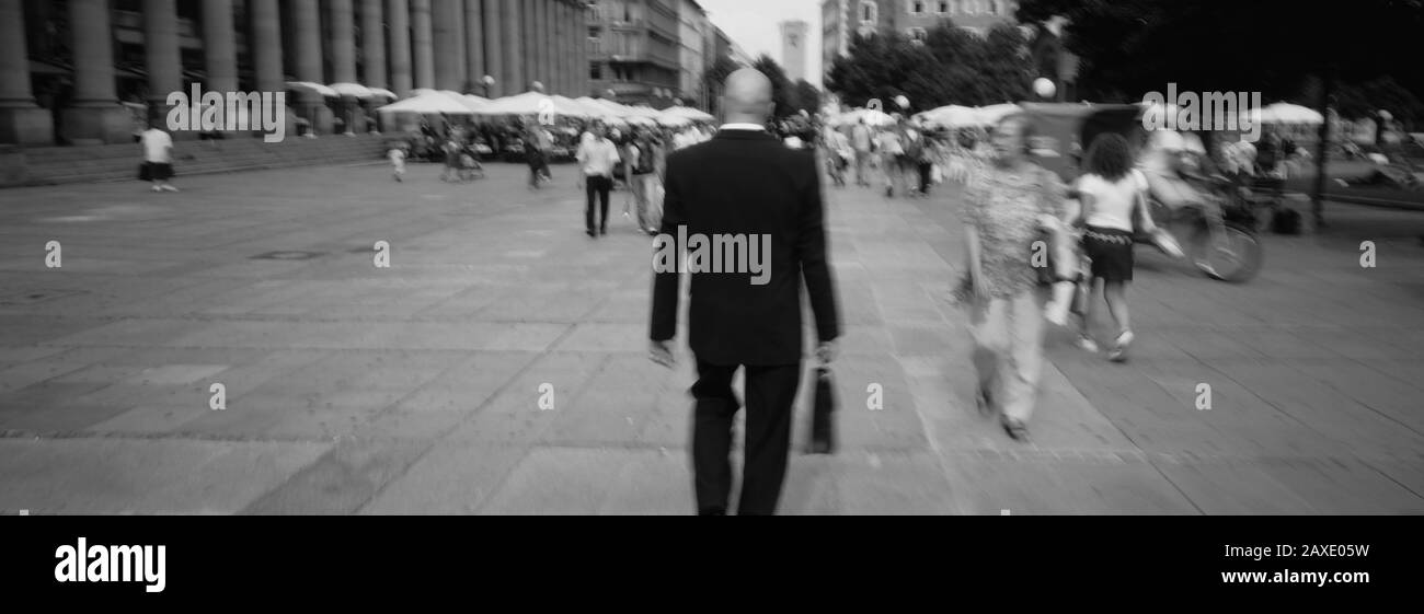 Rückansicht eines Geschäftsmannes, der auf der Straße spazieren geht, Stuttgart, Deutschland Stockfoto