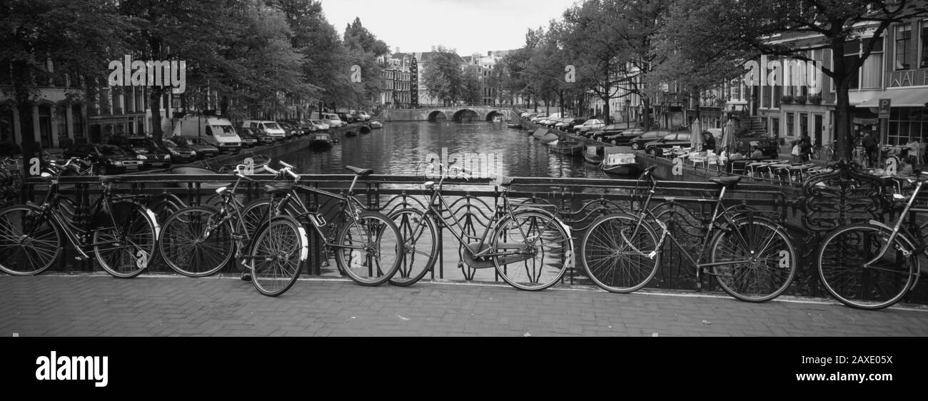 Bicycle Leaning Gegen EIN Metallgeländer Auf EINER Brücke, Amsterdam, Niederlande Stockfoto