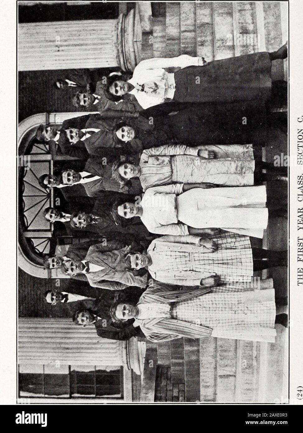 Die schwarze und goldene [serielle] . aus einem Kokoanut, indianischen Sätteln, Mokassins, Fellen und als auftreffender Höhepunkt der indischen Reliquien gibt es eine Childschuppenbalze, die von einem Mann in Old Town, N. C., im Jahr 1905 gefunden wurde, während sie in ein Pappelholz raste. Andere Dinge, die nicht klassifiziert werden können, sind;Flaggen, die in den Revolutionären und Bürgerkriegen verwendet werden, alte fashionierte Orgeln mit einem Pedal und sechs Stopps, drei auf einer Seite;altes Klavier, von denen eines bei einem Empfang gespielt wurde, der George AVashington gegeben wurde; Stücke des schlecht gefalteten BattleshipMaine; Alte Zahnpuller, das macht den Bravest von Herzensschädlern, um • Kn zu betrachten Stockfoto