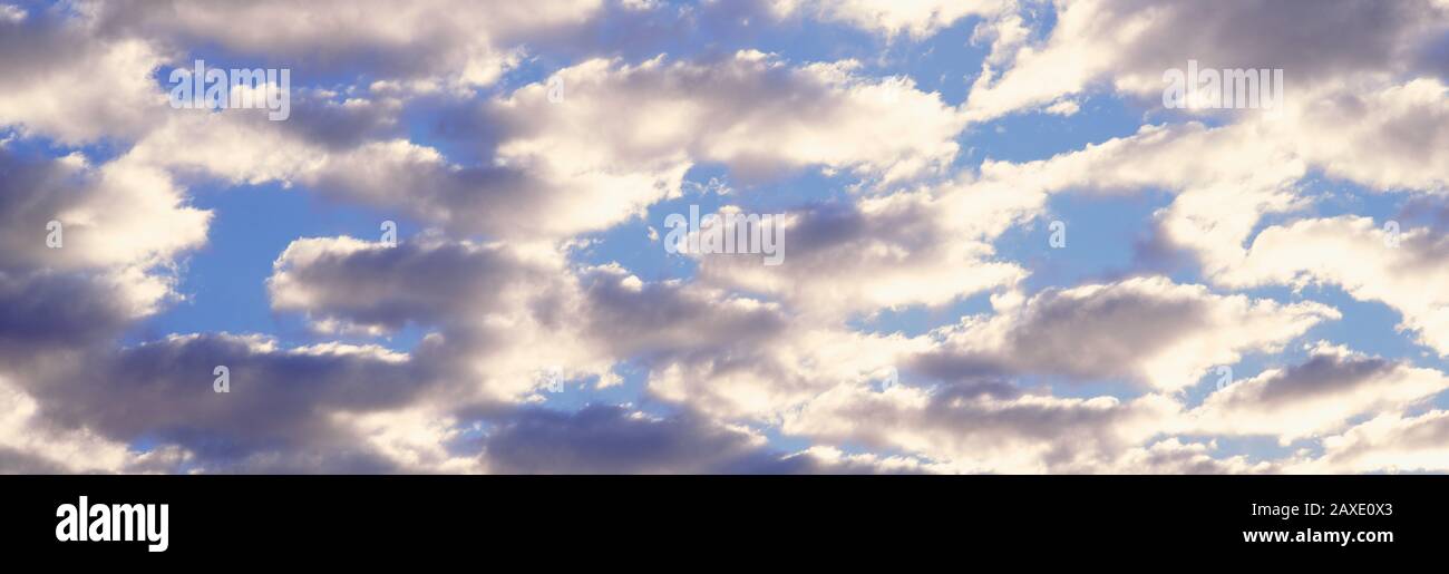 Niedrigen Winkel Blick auf Wolken Stockfoto