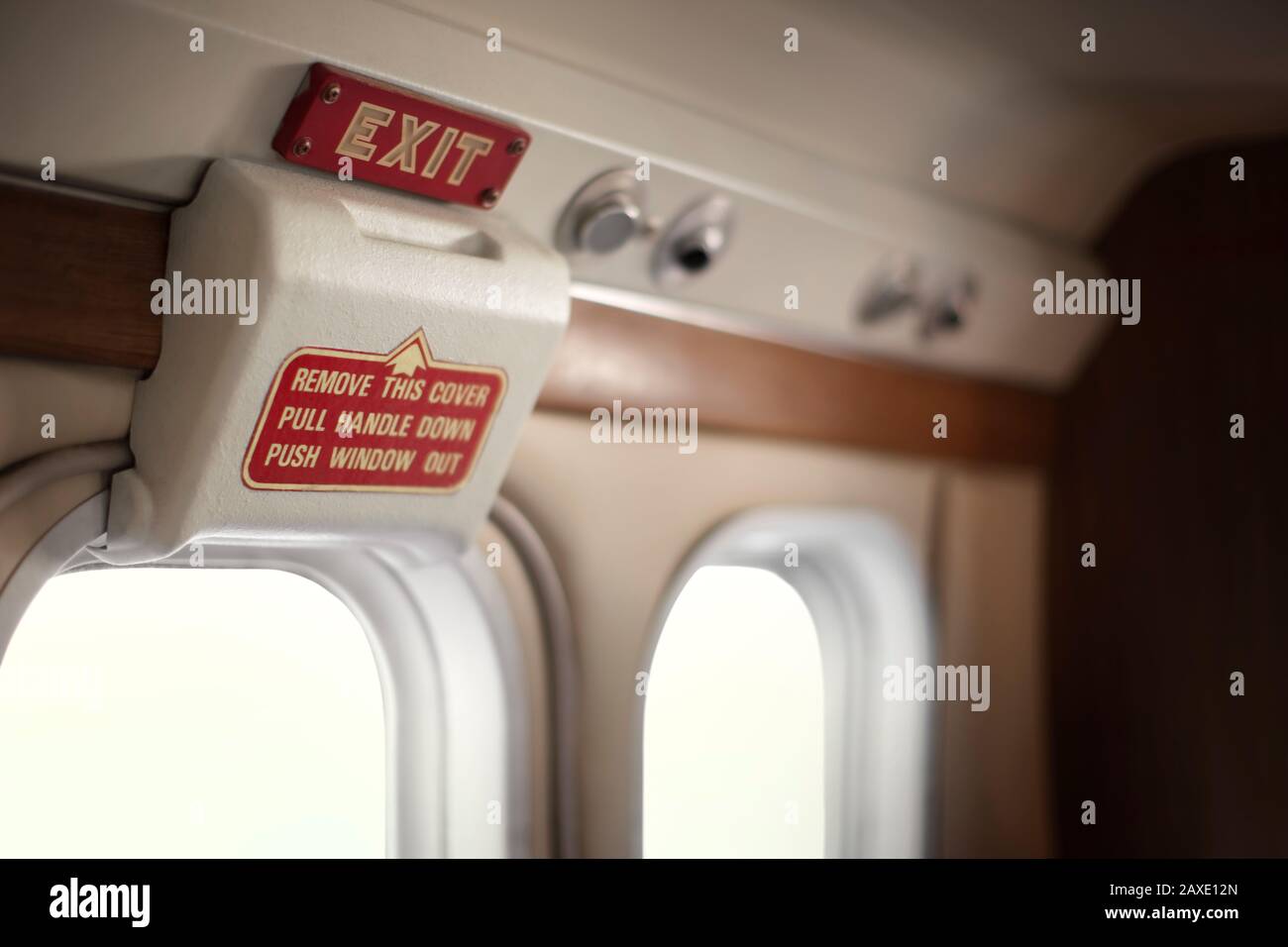 Notausstiegsgriff an einem Flugzeugfenster. Stockfoto